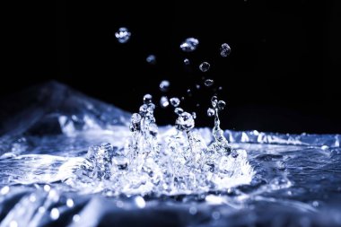 Akustik zarda su damlaları var. Havada çok damla var. Yüksek frekanslı ses dalgaları. Su bulutu küçük damlalar. Donmuş zaman çekimi. 