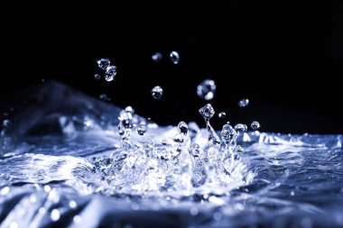 Akustik zarda su damlaları var. Havada çok damla var. Yüksek frekanslı ses dalgaları. Su bulutu küçük damlalar. Donmuş zaman çekimi. 