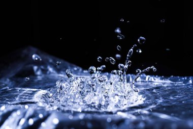 Akustik zarda su damlaları var. Havada çok damla var. Yüksek frekanslı ses dalgaları. Su bulutu küçük damlalar. Donmuş zaman çekimi. 