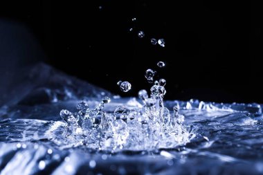 Akustik zarda su damlaları var. Havada çok damla var. Yüksek frekanslı ses dalgaları. Su bulutu küçük damlalar. Donmuş zaman çekimi. 