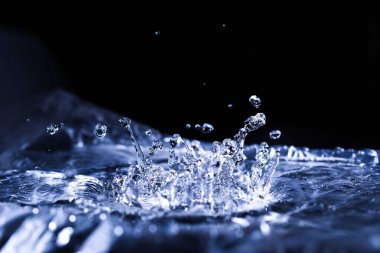 Akustik zarda su damlaları var. Havada çok damla var. Yüksek frekanslı ses dalgaları. Su bulutu küçük damlalar. Donmuş zaman çekimi. 