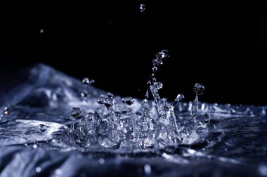 Akustik zarda su damlaları var. Havada çok damla var. Yüksek frekanslı ses dalgaları. Su bulutu küçük damlalar. Donmuş zaman çekimi. 