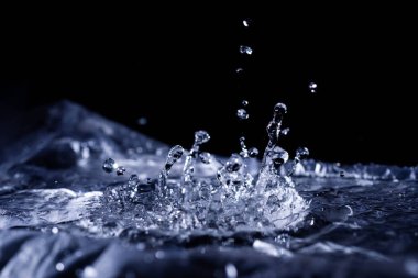 Akustik zarda su damlaları var. Havada çok damla var. Yüksek frekanslı ses dalgaları. Su bulutu küçük damlalar. Donmuş zaman çekimi. 