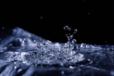 Akustik zarda su damlaları var. Havada çok damla var. Yüksek frekanslı ses dalgaları. Su bulutu küçük damlalar. Donmuş zaman çekimi. 