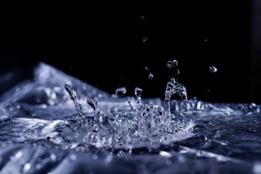 Akustik zarda su damlaları var. Havada çok damla var. Yüksek frekanslı ses dalgaları. Su bulutu küçük damlalar. Donmuş zaman çekimi. 