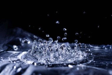 Akustik zarda su damlaları var. Havada çok damla var. Yüksek frekanslı ses dalgaları. Su bulutu küçük damlalar. Donmuş zaman çekimi. 