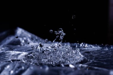 Akustik zarda su damlaları var. Havada çok damla var. Yüksek frekanslı ses dalgaları. Su bulutu küçük damlalar. Donmuş zaman çekimi. 