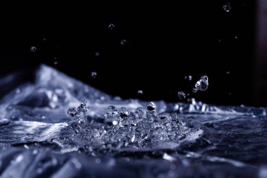 Akustik zarda su damlaları var. Havada çok damla var. Yüksek frekanslı ses dalgaları. Su bulutu küçük damlalar. Donmuş zaman çekimi. 