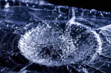 Akustik zarda su damlaları var. Havada çok damla var. Yüksek frekanslı ses dalgaları. Su bulutu küçük damlalar. Donmuş zaman çekimi. 