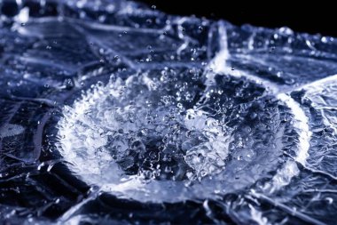 Akustik zarda su damlaları var. Havada çok damla var. Yüksek frekanslı ses dalgaları. Su bulutu küçük damlalar. Donmuş zaman çekimi. 