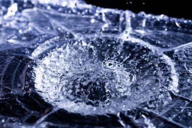 Akustik zarda su damlaları var. Havada çok damla var. Yüksek frekanslı ses dalgaları. Su bulutu küçük damlalar. Donmuş zaman çekimi. 