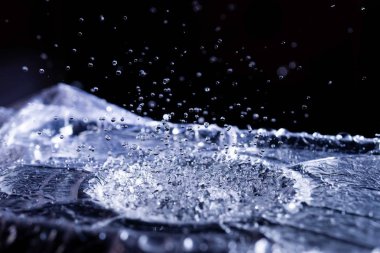 Akustik zarda su damlaları var. Havada çok damla var. Yüksek frekanslı ses dalgaları. Su bulutu küçük damlalar. Donmuş zaman çekimi. 