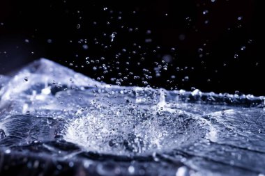 Akustik zarda su damlaları var. Havada çok damla var. Yüksek frekanslı ses dalgaları. Su bulutu küçük damlalar. Donmuş zaman çekimi. 