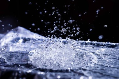 Akustik zarda su damlaları var. Havada çok damla var. Yüksek frekanslı ses dalgaları. Su bulutu küçük damlalar. Donmuş zaman çekimi. 