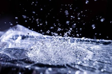 Akustik zarda su damlaları var. Havada çok damla var. Yüksek frekanslı ses dalgaları. Su bulutu küçük damlalar. Donmuş zaman çekimi. 