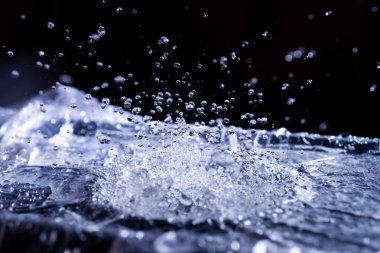 Akustik zarda su damlaları var. Havada çok damla var. Yüksek frekanslı ses dalgaları. Su bulutu küçük damlalar. Donmuş zaman çekimi. 