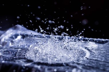 Akustik zarda su damlaları var. Havada çok damla var. Yüksek frekanslı ses dalgaları. Su bulutu küçük damlalar. Donmuş zaman çekimi. 