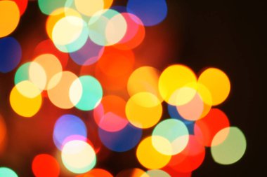 Çok renkli bayram çelengi. Çelenk bulanık. Bir sürü renkli yuvarlak ışık. Tamamen odaklanmış bir fotoğraf. Arka plan ve ön plan bulanık. Tatil havası. Yeni yıl ve Noel yaklaşıyor..