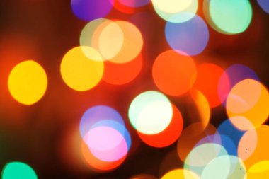 Çok renkli bayram çelengi. Çelenk bulanık. Bir sürü renkli yuvarlak ışık. Tamamen odaklanmış bir fotoğraf. Arka plan ve ön plan bulanık. Tatil havası. Yeni yıl ve Noel yaklaşıyor..