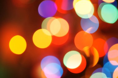 Çok renkli bayram çelengi. Çelenk bulanık. Bir sürü renkli yuvarlak ışık. Tamamen odaklanmış bir fotoğraf. Arka plan ve ön plan bulanık. Tatil havası. Yeni yıl ve Noel yaklaşıyor..