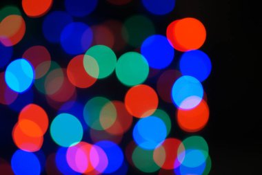 Çok renkli mavi tatil çelengi. Çelenk bulanık. Bir sürü renkli yuvarlak ışık. Tamamen odaklanmış bir fotoğraf. Arka plan ve ön plan bulanık. Tatil havası. Yeni yıl ve Noel yaklaşıyor..