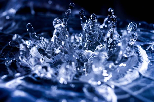 Akustik zarda su damlaları var. Havada çok damla var. Yüksek frekanslı ses dalgaları. Su bulutu küçük damlalar. Donmuş zaman çekimi. 