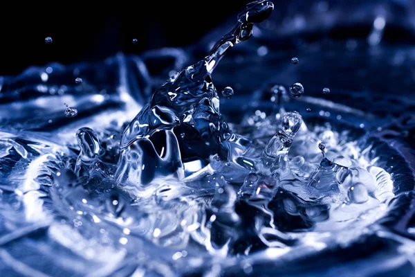 Akustik zarda su damlaları var. Havada çok damla var. Yüksek frekanslı ses dalgaları. Su bulutu küçük damlalar. Donmuş zaman çekimi. 