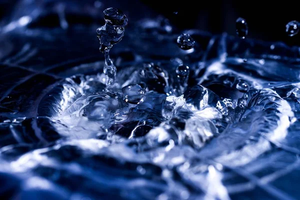 Akustik zarda su damlaları var. Havada çok damla var. Yüksek frekanslı ses dalgaları. Su bulutu küçük damlalar. Donmuş zaman çekimi. 