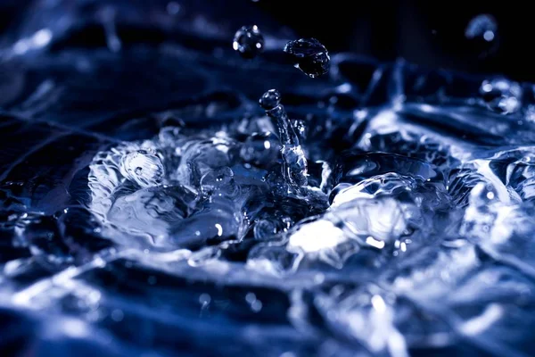 Akustik zarda su damlaları var. Havada çok damla var. Yüksek frekanslı ses dalgaları. Su bulutu küçük damlalar. Donmuş zaman çekimi. 