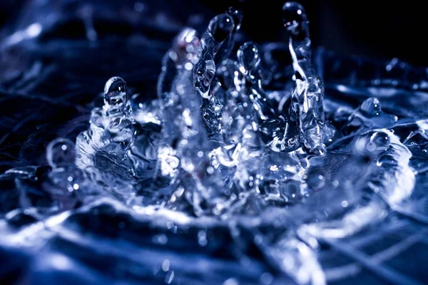 Akustik zarda su damlaları var. Havada çok damla var. Yüksek frekanslı ses dalgaları. Su bulutu küçük damlalar. Donmuş zaman çekimi. 