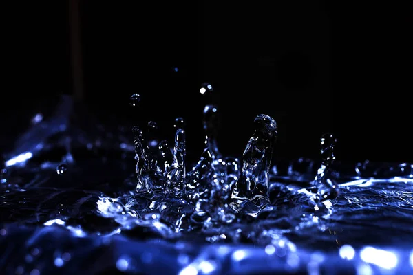 Akustik zarda su damlaları var. Havada çok damla var. Yüksek frekanslı ses dalgaları. Su bulutu küçük damlalar. Donmuş zaman çekimi. 