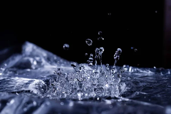 막에는 물방울이 떨어진다 공기중으로 떨어집니다 고주파의 방울을 얼어붙은 — 스톡 사진