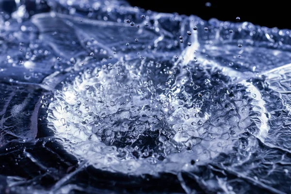 Akustik zarda su damlaları var. Havada çok damla var. Yüksek frekanslı ses dalgaları. Su bulutu küçük damlalar. Donmuş zaman çekimi. 