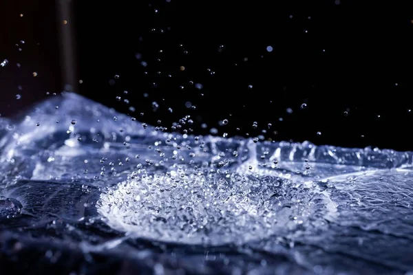 Akustik zarda su damlaları var. Havada çok damla var. Yüksek frekanslı ses dalgaları. Su bulutu küçük damlalar. Donmuş zaman çekimi. 