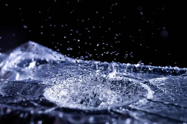 Akustik zarda su damlaları var. Havada çok damla var. Yüksek frekanslı ses dalgaları. Su bulutu küçük damlalar. Donmuş zaman çekimi. 