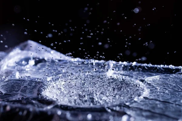 Akustik zarda su damlaları var. Havada çok damla var. Yüksek frekanslı ses dalgaları. Su bulutu küçük damlalar. Donmuş zaman çekimi. 