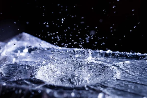 Akustik zarda su damlaları var. Havada çok damla var. Yüksek frekanslı ses dalgaları. Su bulutu küçük damlalar. Donmuş zaman çekimi. 