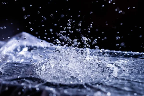 Akustik zarda su damlaları var. Havada çok damla var. Yüksek frekanslı ses dalgaları. Su bulutu küçük damlalar. Donmuş zaman çekimi. 