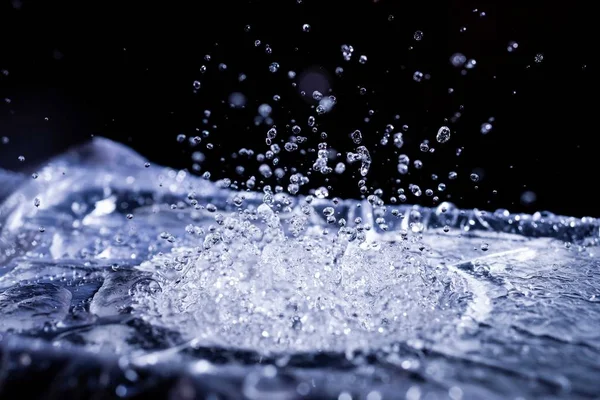 Akustik zarda su damlaları var. Havada çok damla var. Yüksek frekanslı ses dalgaları. Su bulutu küçük damlalar. Donmuş zaman çekimi. 