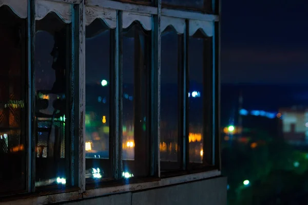 Νυχτερινή Φωτογραφία Από Αστικό Τοπίο Μπαλκόνι Παράθυρα Που Περνούν Μέσα — Φωτογραφία Αρχείου