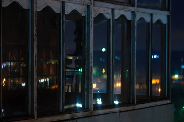 Lång Exponering Stadsbild Natt Foto Balkong Med Fönster Som Släpper — Stockfoto