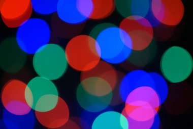 Çok renkli mavi tatil çelengi. Çelenk bulanık. Bir sürü renkli yuvarlak ışık. Tamamen odaklanmış bir fotoğraf. Arka plan ve ön plan bulanık. Tatil havası. Yeni yıl ve Noel yaklaşıyor..