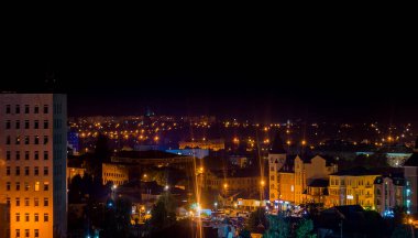 Gece büyük şehir hayatı uzun pozlu fotoğraf. Şehrin yüksek manzarası.
