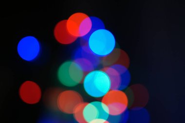 Çok renkli mavi tatil çelengi. Çelenk bulanık. Bir sürü renkli yuvarlak ışık. Tamamen odaklanmış bir fotoğraf. Arka plan ve ön plan bulanık. Tatil havası. Yeni yıl ve Noel yaklaşıyor..