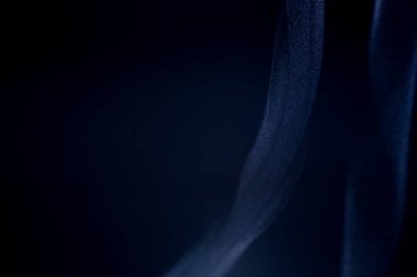 Siyah arka planda izole edilmiş duman bulutları. Vape bobininde sıcak vape sıvısı sıçradı. Güzel aromatik bulut. Düşük ışık fotoğrafı. Düşük tuşlu gizli fotoğraf. 