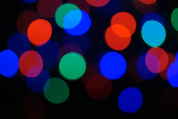 多色蓝色假日花环 加兰很模糊许多色彩艳丽的大圆灯 全神贯注的照片 模糊的背景和前景 假日气氛 新年和圣诞节快到了 — 图库照片