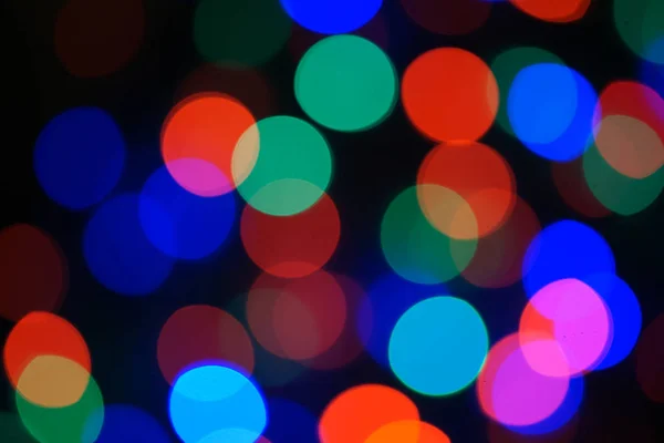 多色蓝色假日花环 加兰很模糊许多色彩艳丽的大圆灯 全神贯注的照片 模糊的背景和前景 假日气氛 新年和圣诞节快到了 — 图库照片