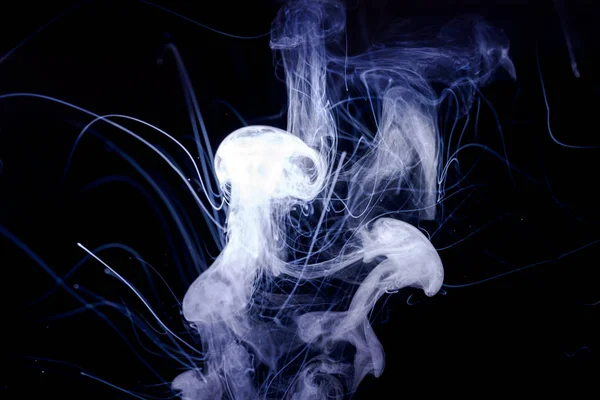 浓烟笼罩在黑色的背景上 热蒸气液体在蒸气盘中飞溅 美丽的芬芳云 低光照片 低调风格的未解压照片 — 图库照片