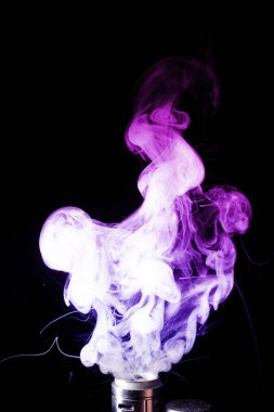 Renkli vape sis bulutları. Renkli ve parlak bulutlar, mavi ve mor renkler. Vape kültürü ve sigara içilmiyor.