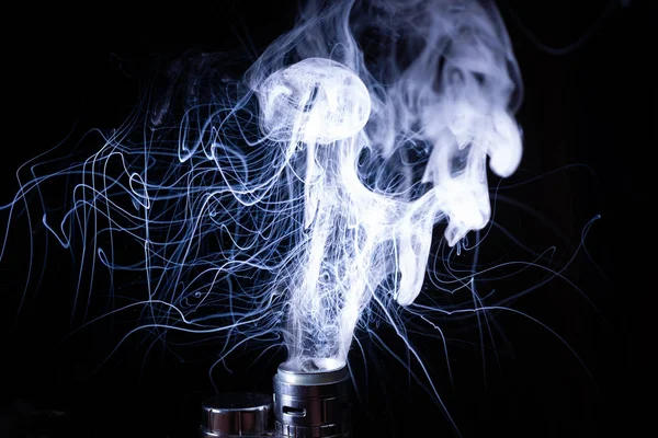 Vape Nuvens Fumaça Isoladas Fundo Preto Salpicos Líquidos Vape Quente — Fotografia de Stock